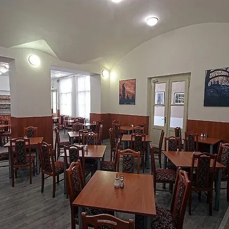 ズラタ ヴァハ 3* プラハ